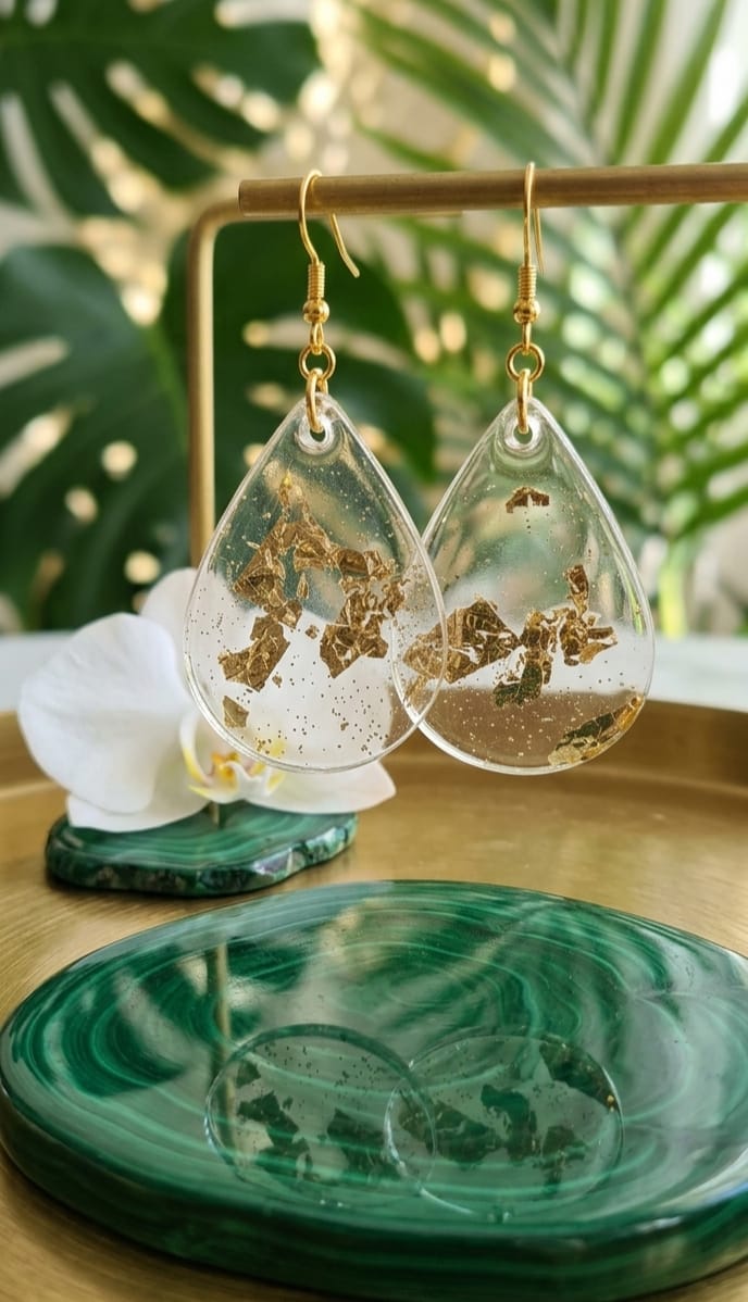Boucles d'oreilles goutte transparente à éclats dorés